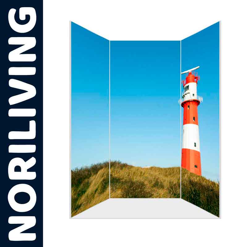 Dreiteiliger Paravent mit farbenfrohem Leuchtturm auf einer Düne und blauem Himmel, von NORILIVING