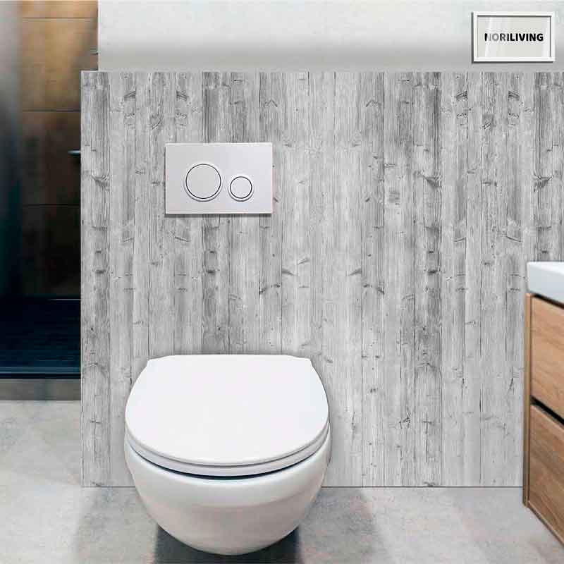 Stilvolles Badezimmer mit weißem Wand-WC und grauer Holzverkleidung