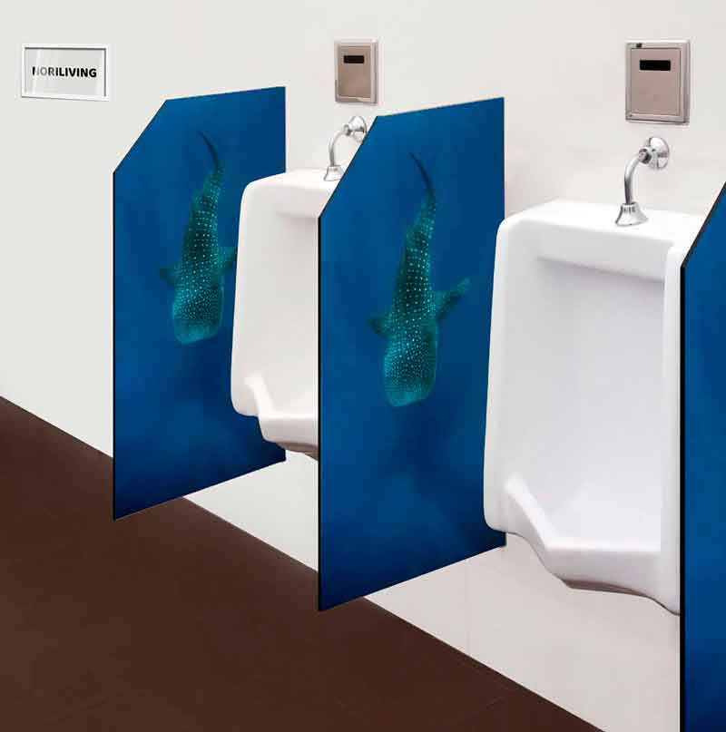 Zwei Urinale mit blauen Trennwänden, die ein Hai-Motiv zeigen.