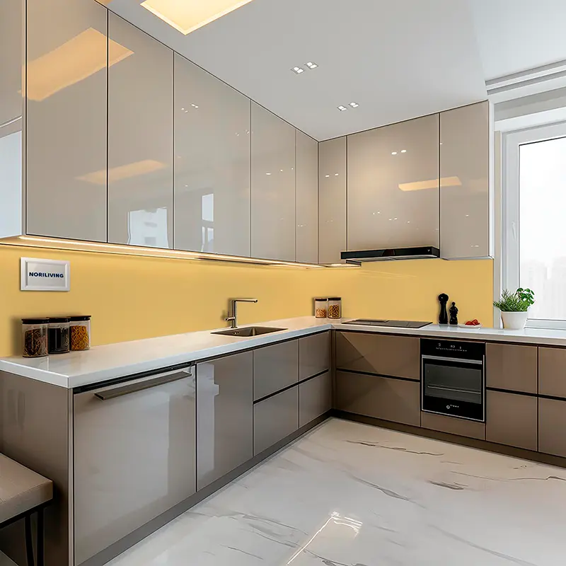 Graue Hochglanz-Küche mit gelber Wand