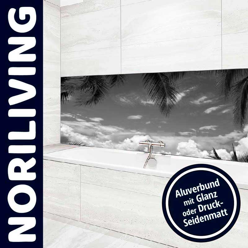 Modernes Badezimmer mit großer Badewanne und tropischem Aluverbund-Wandbild in Schwarz-Weiß.