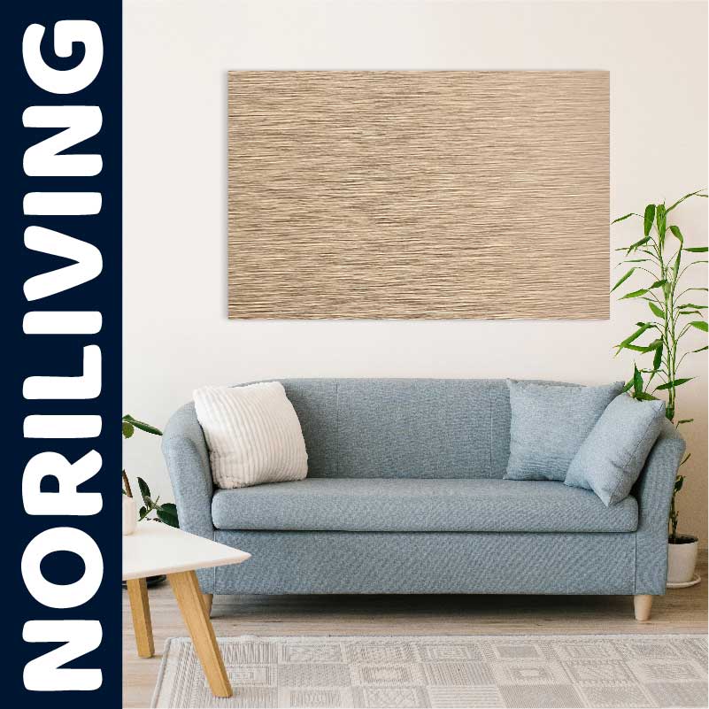 Elegante blaue Couch im Wohnzimmer, umgeben von minimalistischen Accessoires und Pflanzen, ideal für moderne Inneneinrichtung