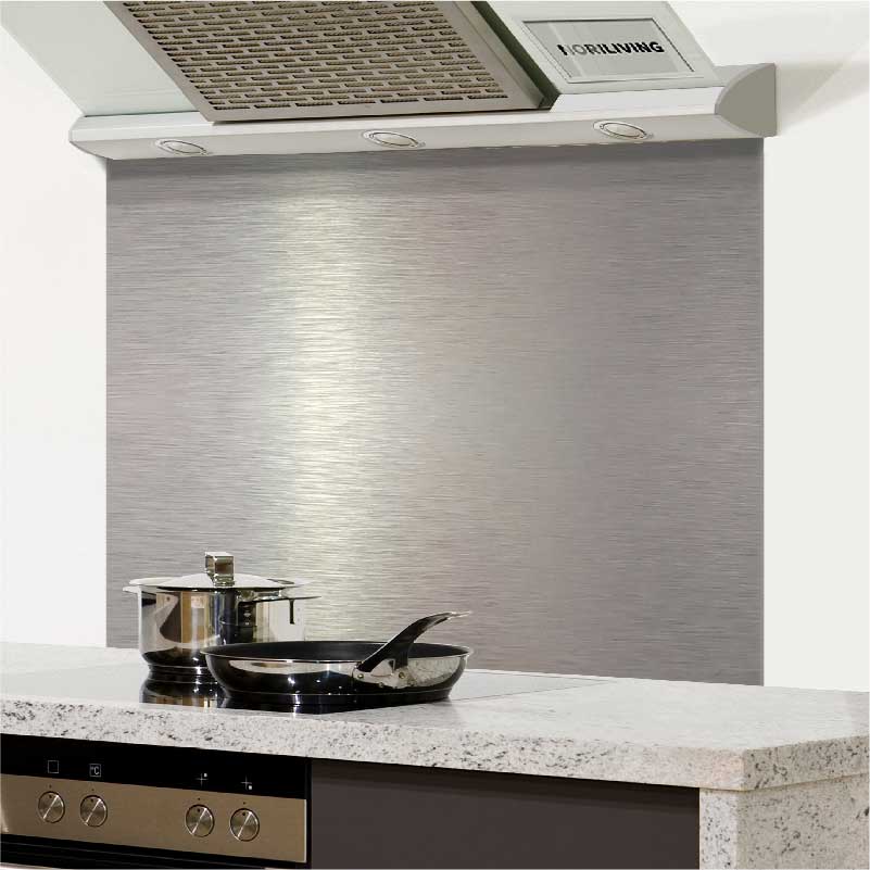 Küche mit Edelstahl Dunstabzugshaube, Topf und Pfanne auf einem Herd