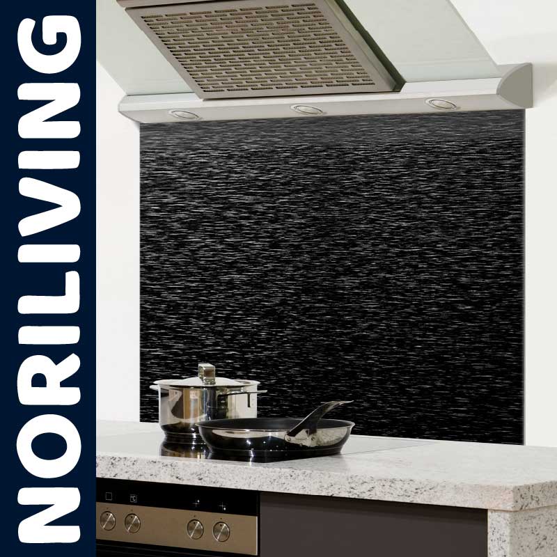 Schwarze Küchenrückwand mit Edelstahl-Optik und Töpfen auf Arbeitsplatte