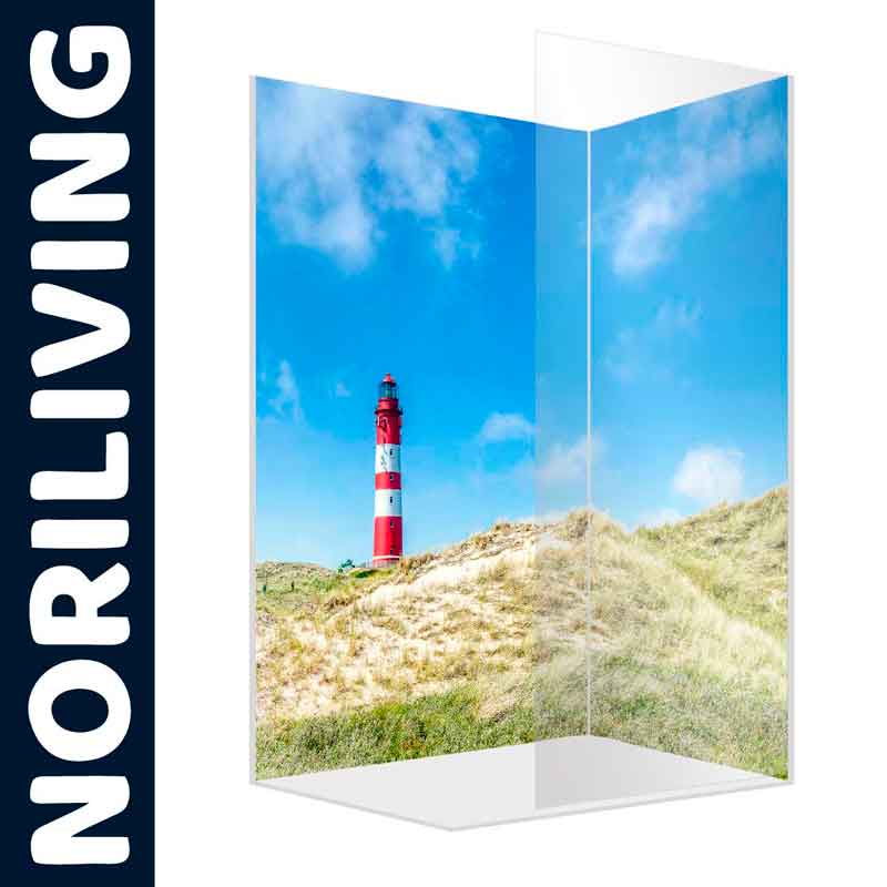 Duschabtrennung mit Leuchtturm auf Dünenlandschaft vor blauem Himmel, Noriliving-Design