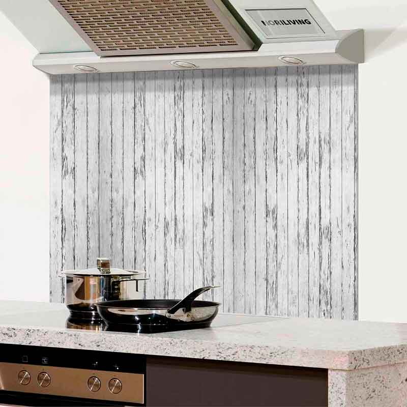 Blick auf eine Küche mit Dunstabzugshaube, grauer Holzverkleidung und Edelstahlkochtöpfen auf der Arbeitsfläche