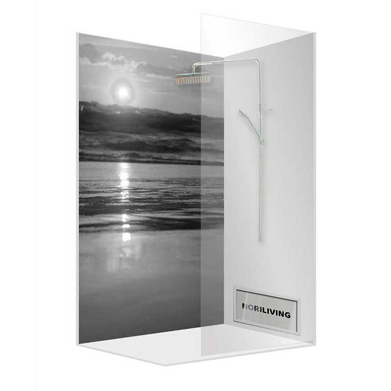 Duschkabine mit einem Strandmotiv auf der Rückwand und einem modernen Regenduschkopf. Ideal für ein stilvolles Badezimmer.