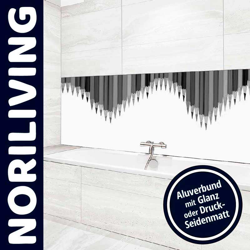 Badezimmer mit modernem Aluverbund-Wandpanel im Bleistift-Design über einem Waschbecken