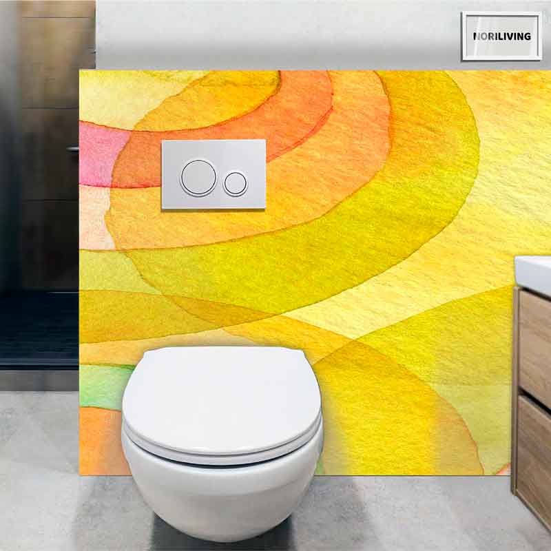 Toilette vor einer farbenfrohen Wand mit abstraktem Design im Badezimmer