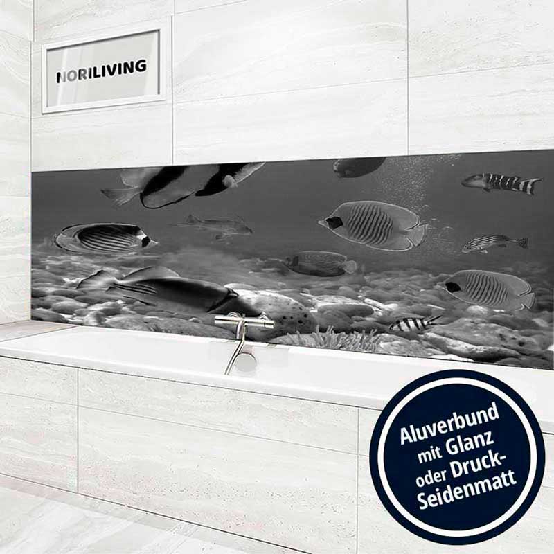 Badezimmer mit Aluminium-Verbundrückwand und Unterwasser-Motiv von Fischen