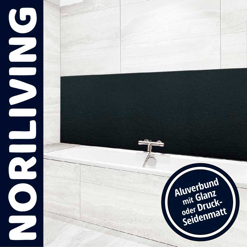 Badezimmer mit weißer Wanne und schwarzer Aluverbundplatte von Noriliving, glänzend oder seidenmatt verfügbar