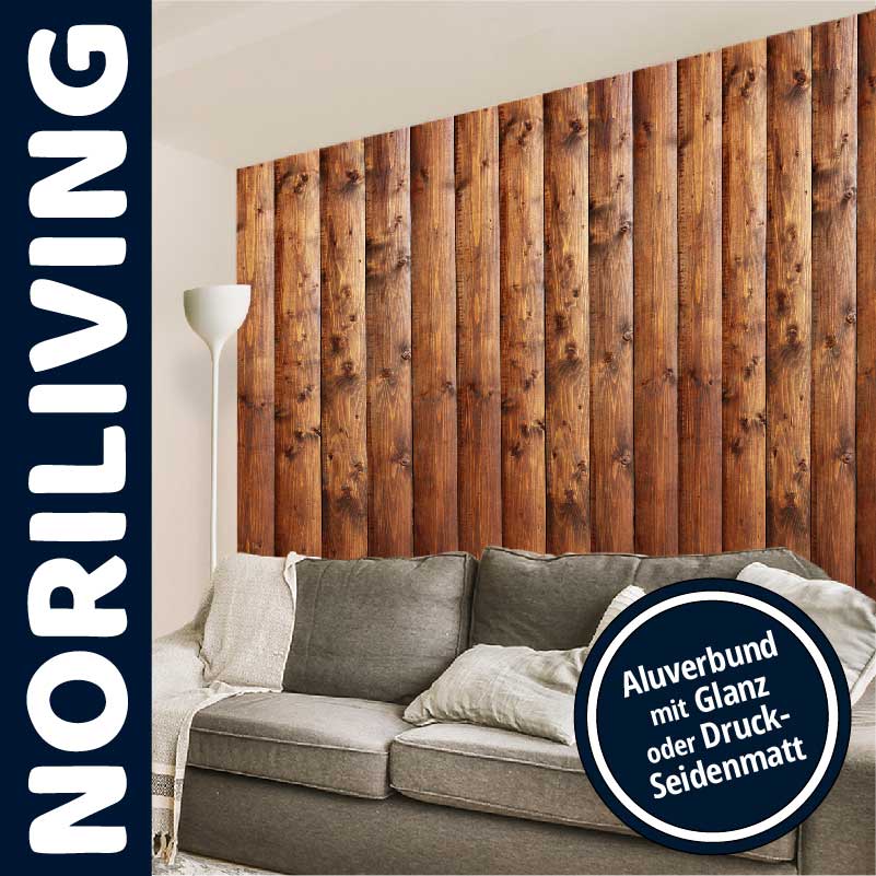 Wohnzimmer mit NORILIVING Holzwand-Dekor und grauem Sofa, Aluverbund-Veredelung