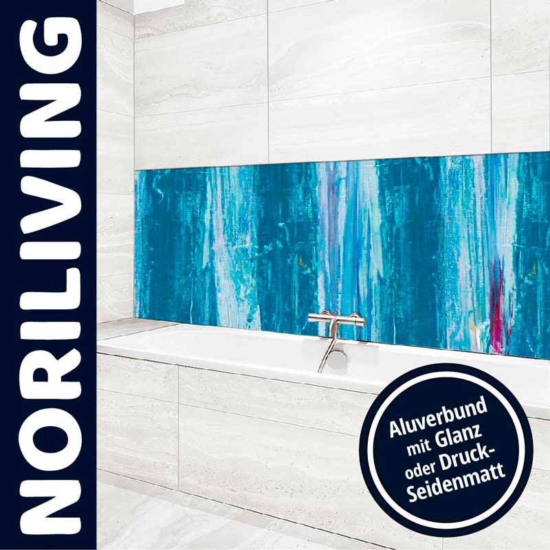 Elegantes Badezimmer mit blauem Aluverbund-Wandpaneel über der Badewanne