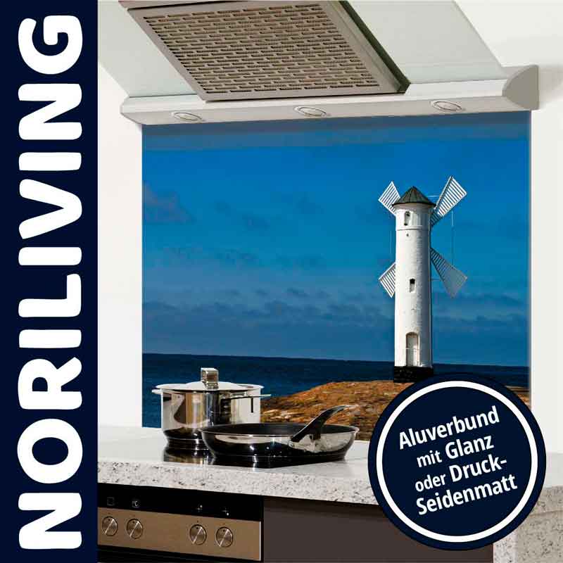 Moderne Küchenrückwand mit einem Leuchtturm-Motiv, geeignet für verschiedene Oberflächenveredelungen, präsentiert von Noriliving.