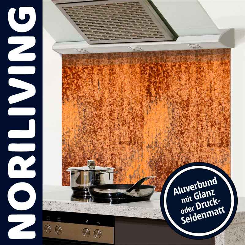 Küchenrückwand in Rostoptik aus Aluverbundmaterial von Noriliving, geeignet für Glanz oder Druck-Seidenmatt-Oberfläche, installiert hinter einem Kochfeld mit Töpfen und Pfannen