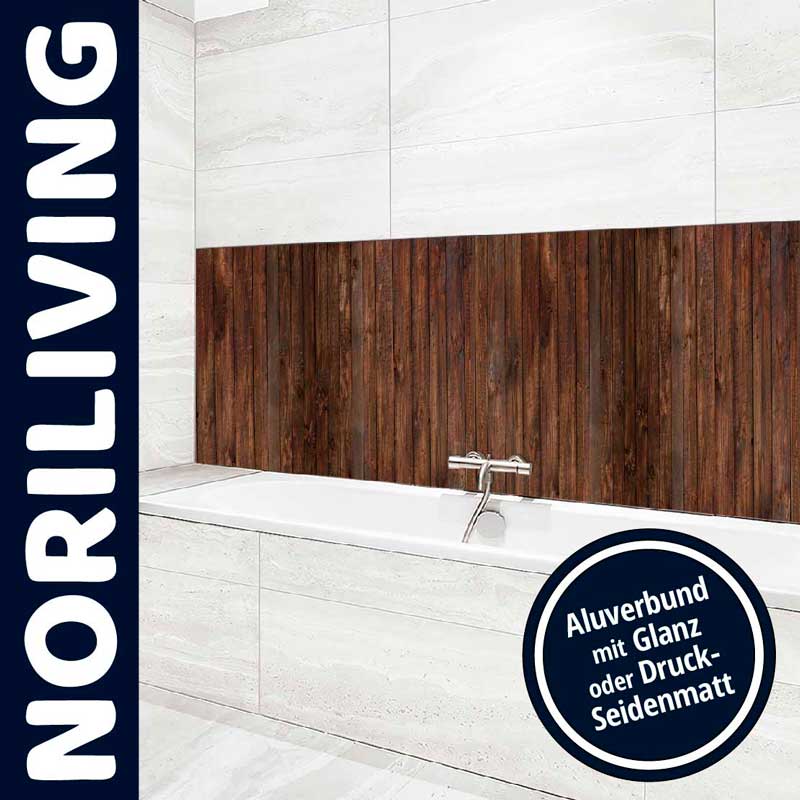 Badezimmer mit Wandverkleidung in Holzoptik und Schriftzug NORILIVING