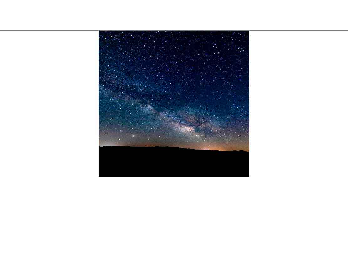 Sternenhimmel mit Milchstraßenansicht über einer dunklen Landschaft bei Nacht