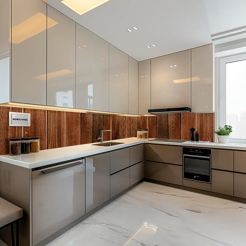 Elegante graue Küche mit Holz-Backsplash und Marmorfußboden