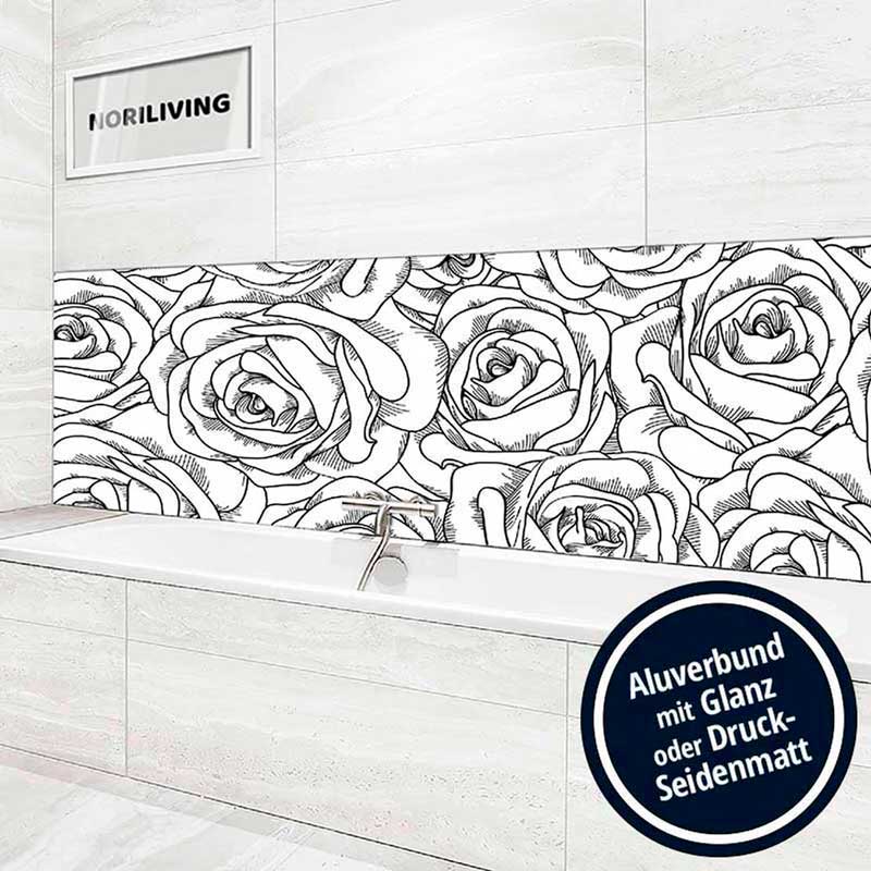 Badezimmer mit einer Wandverkleidung aus Rosenmuster in der Nähe einer Badewanne