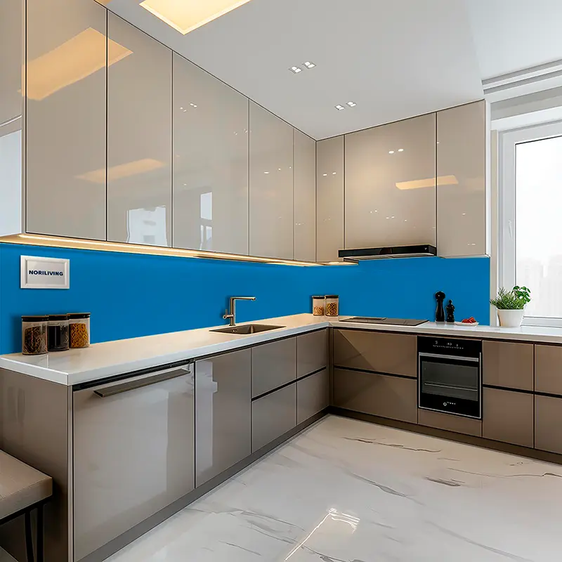 Moderne L‑Küche grau mit blauem Spritzschutz