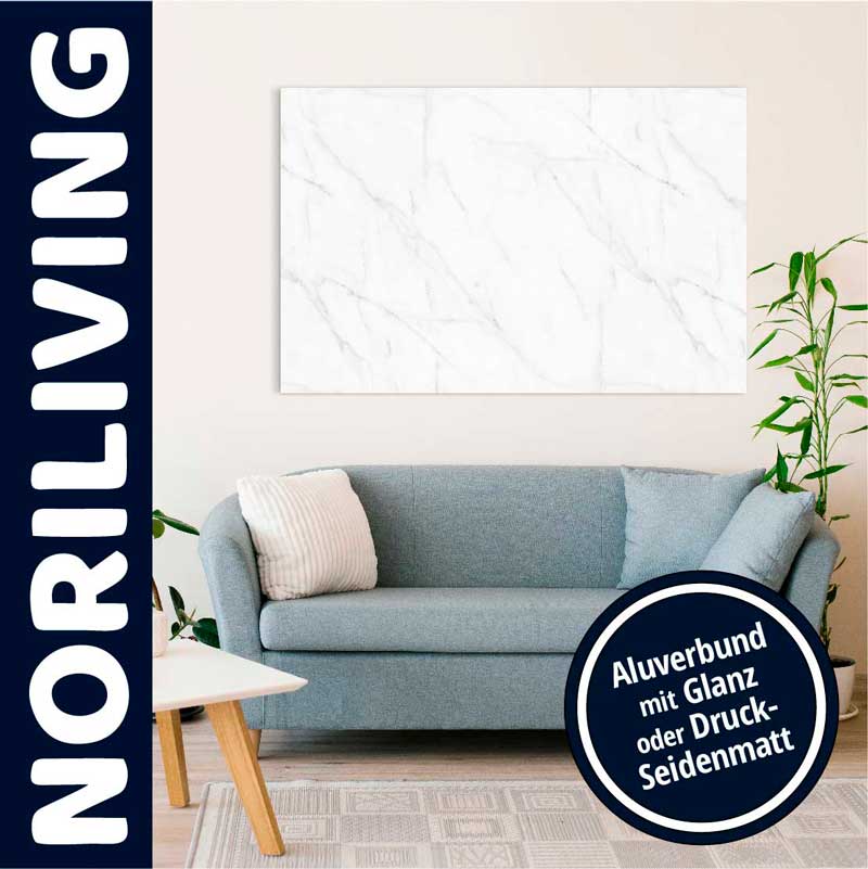 Wohnzimmer mit blauer Couch, weißen Kissen und Wandbild aus Aluverbund mit Marmoroptik. NORILIVING Produktwerbung.