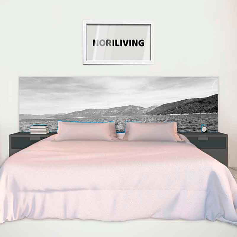 Schlafzimmer mit großem Bett, Wandbild eines Seepanoramas und Nachttischen