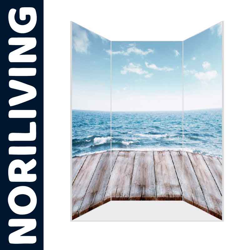 Paravent von Noriliving mit einem Bild von Holzplanken und dem Meer im Hintergrund, ideal als Raumtrenner.