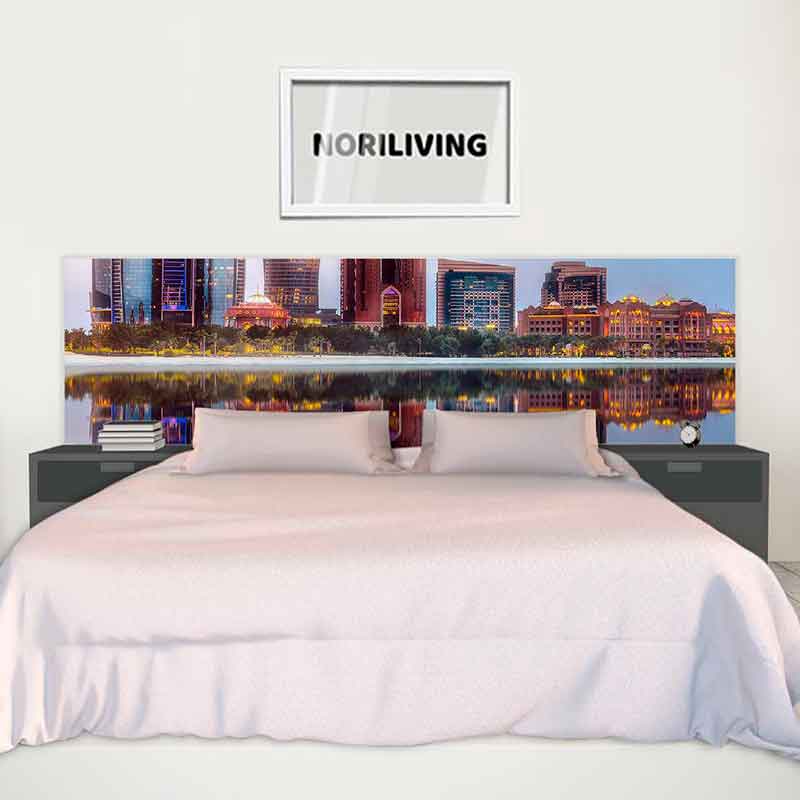 Ein stilvolles Schlafzimmer mit einem Bett, das ein beeindruckendes Stadtbild als Kopfteil zeigt und ein Kunstwerk an der Wand hat