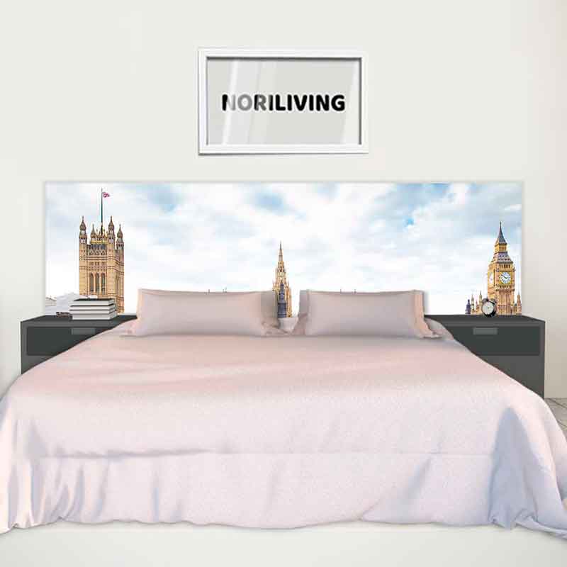 Schlafzimmer mit Bett, London-Motiv und Nachttischen Schlafzimmer mit einem großen Bett und einer Kopfleiste mit Londoner Skyline-Motiv, umgeben von zwei Nachttischen
