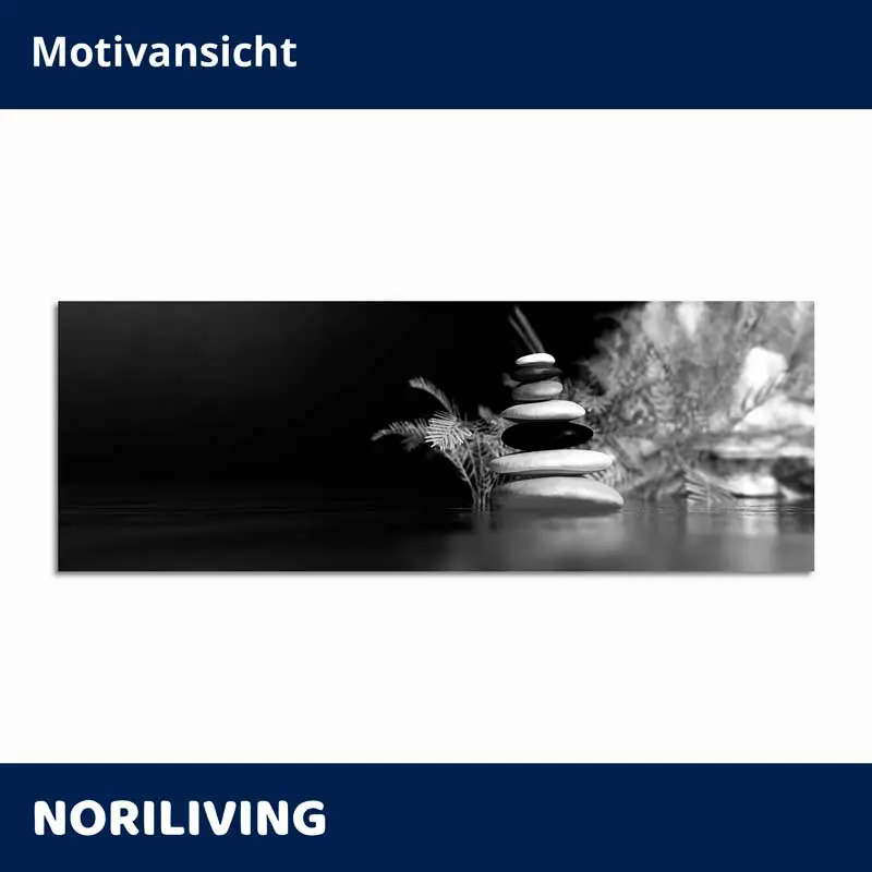 Schwarz-weiß Foto gestapelte Zen-Steine am Wasser