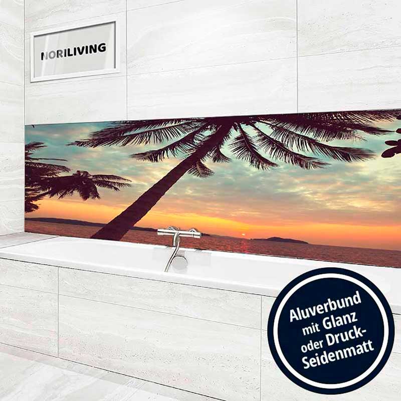 Badewanne mit Fotodruck einer tropischen Sonnenuntergangsszene und Palmen, gestaltet von NORILIVING, auf glänzendem oder seidenmattem Aluverbund