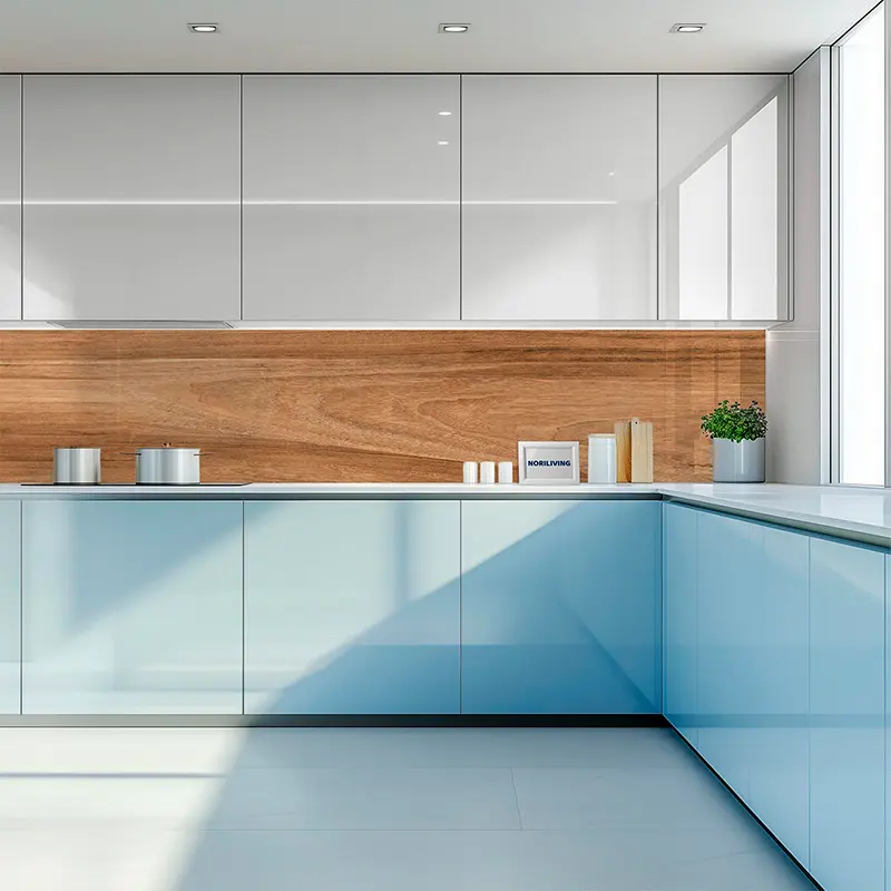 Helle, minimalistische Küche mit Fenster und Pflanze