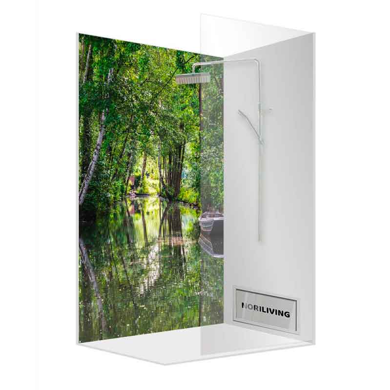 Duschrückwand mit Naturmotiv - Wald am Fluss Moderne Glasdusche mit Naturmotiv einer Flusslandschaft und Bäumen, die entspannende Atmosphäre schafft