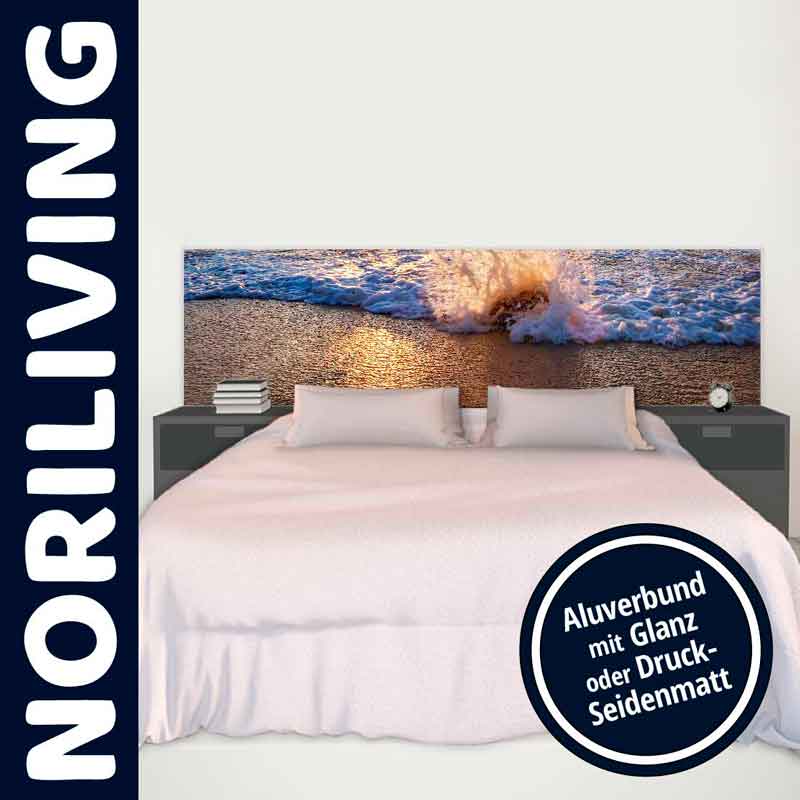 Moderne Schlafzimmergestaltung mit Bett aus Aluverbund, Glanz- oder Druck-Seidenmatt Schlafzimmer mit modernem Bett und Kopfteil aus Aluverbund mit Meer-Motiv, seitliche Nachttische