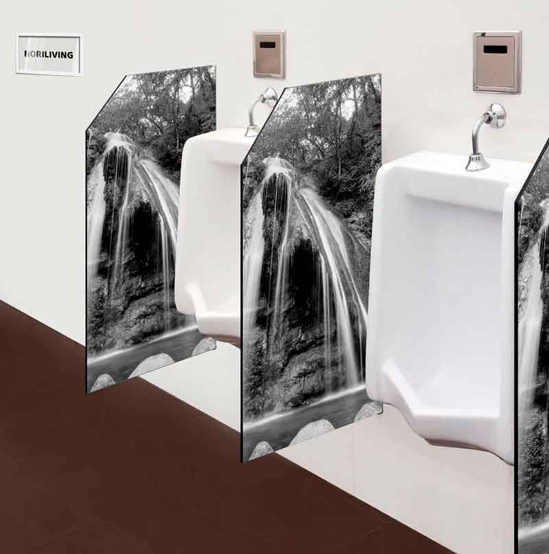 Ein modernes Urinal mit schwarz-weißem Wasserfall-Motiv auf den Trennwänden in einer öffentlichen sanitären Einrichtung.