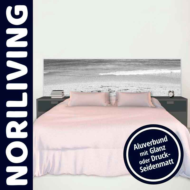 Modernes Bett mit stilvollem Kopfteil und Nachttischen in zeitlosem Design Elegantes Schlafzimmer mit Bett, schwarz-weißer Fotokunst am Kopfteil und Nachtkommoden von Noriliving