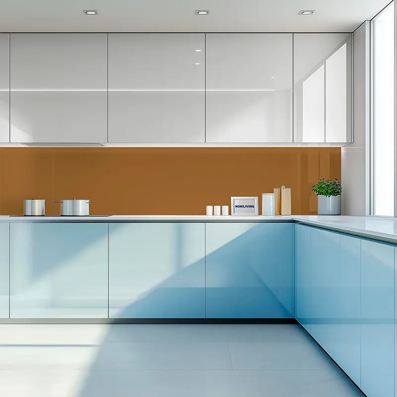 Weiße Hängeschränke und orange Glasrückwand