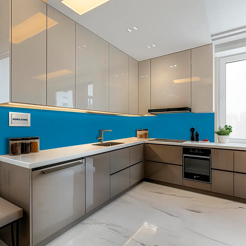 Graue Hochglanzküche in L-Form mit weißer Arbeitsplatte