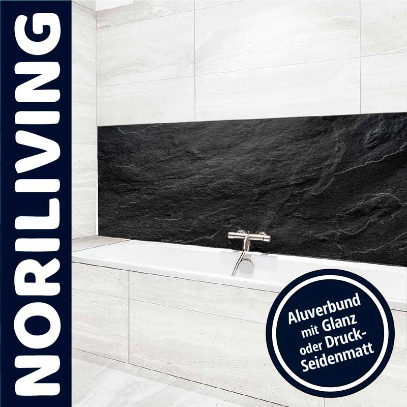 Elegantes Badezimmer mit weißer Badewanne und schwarzer, schieferartiger Rückwand aus Aluverbund