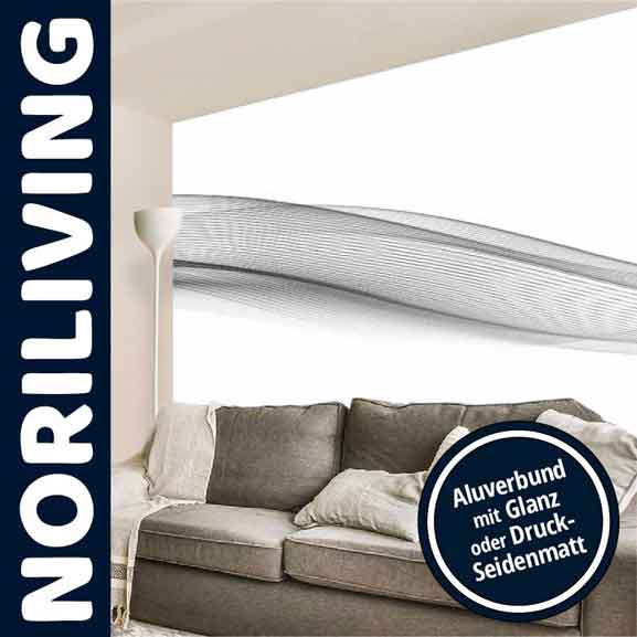 Stylisches Wohnzimmer mit grauem Sofa und moderner Aluverbund-Wanddekoration von Noriliving