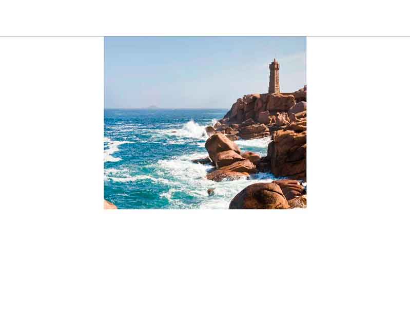 Küstenbild mit Leuchtturm und Felsen am Meer