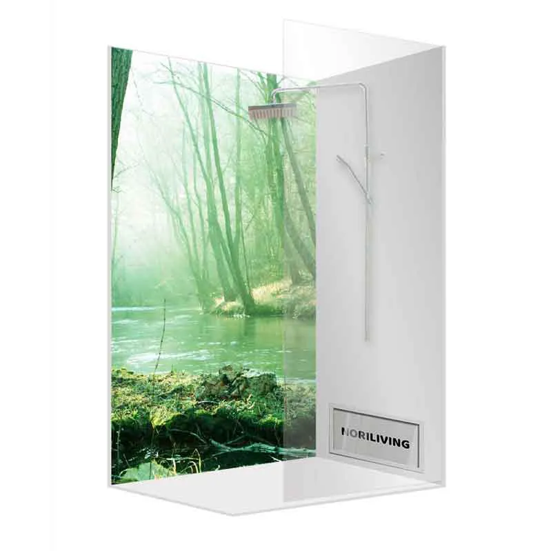 Duschrückwand aus Glas mit grünem Wald- und Flussmotiv