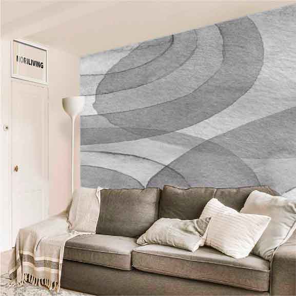 Wohnzimmer mit grauer Wandtapete, Sofa und dekorativen Kissen