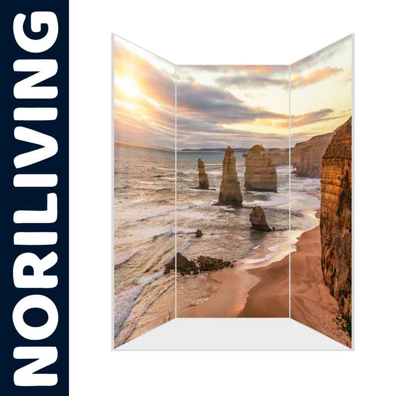 Raumteiler mit beeindruckendem Küstenmotiv bei Sonnenuntergang, Noriliving-Logo links