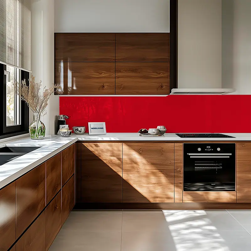 Moderne Küche mit Holzfronten und rotem Rückwand