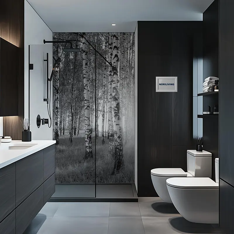 Elegantes schwarz-weiß Bad mit Birkenwald-Duschwand