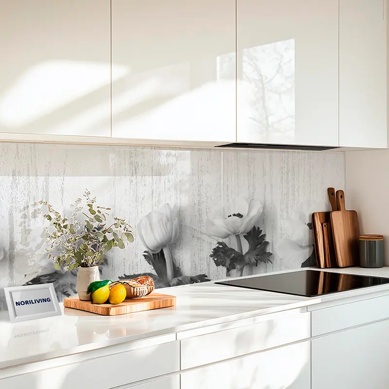 Fliesenspiegel Alu Weiße Blumen vor hellem Holz 003 schwarz-weiß