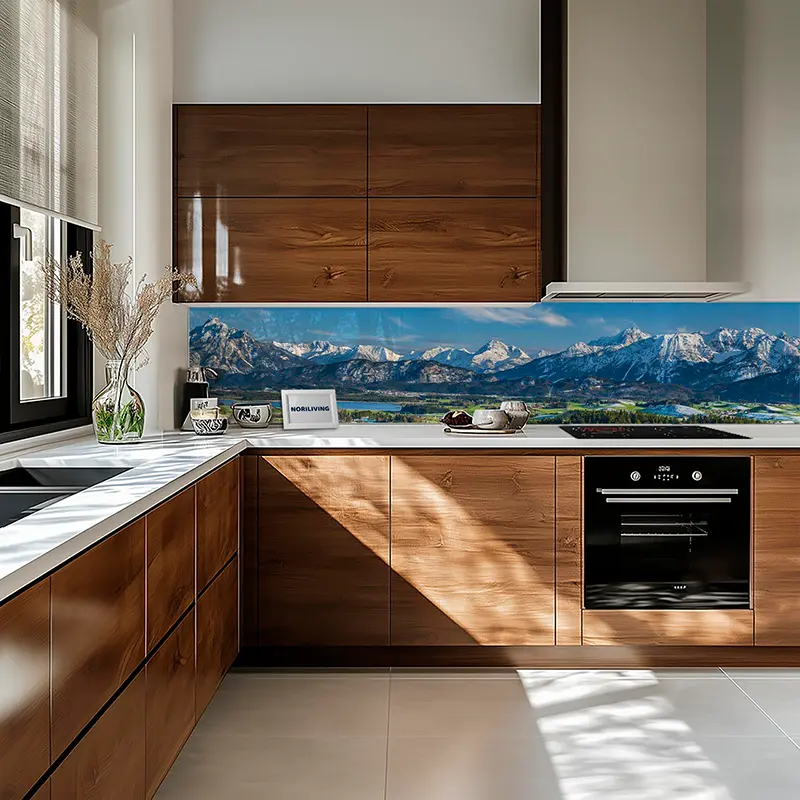 Küche mit Holzschränken und Bergpanorama-Glasrückwand