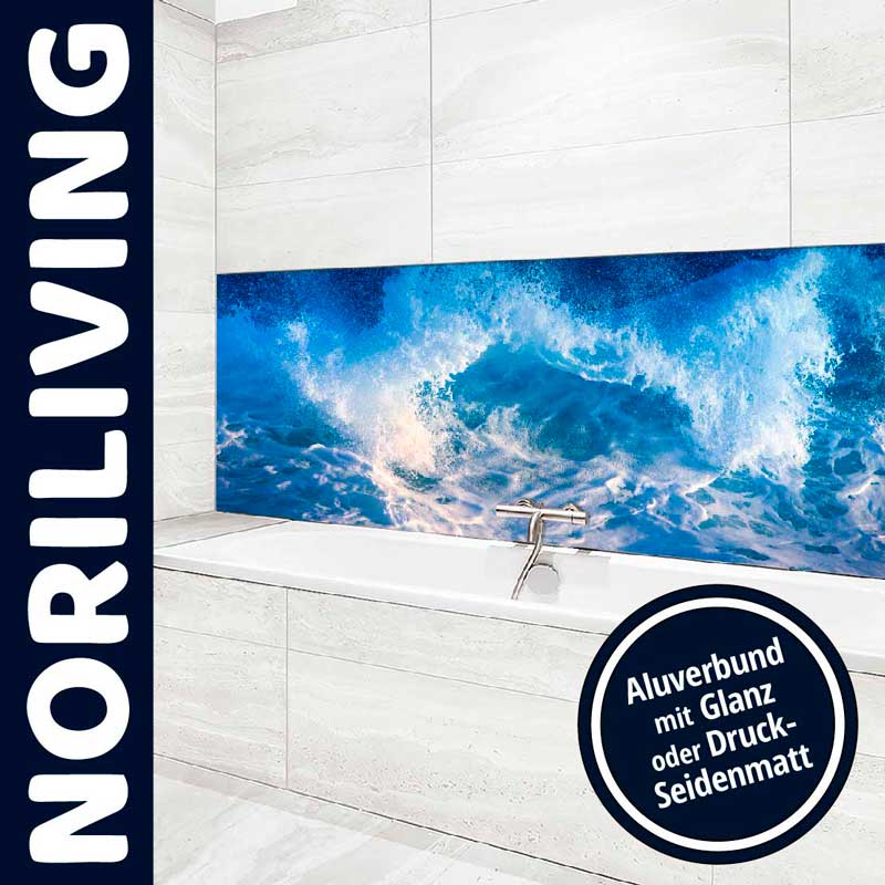 Badezimmer mit einer glänzenden Aluverbundplatte in Ozeanmotiv hinter der Badewanne