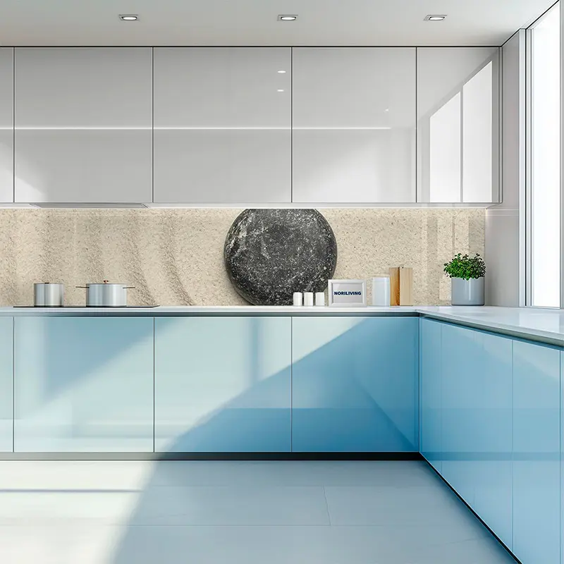 Helle moderne Küche mit Marmor-Rückwand und Dekoscheibe